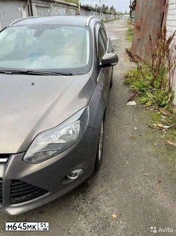 Фото автомобиля FORD FOCUS, 2012 — госномер М645МК51. Цвет: СЕРО-КОРИЧНЕВЫЙ
