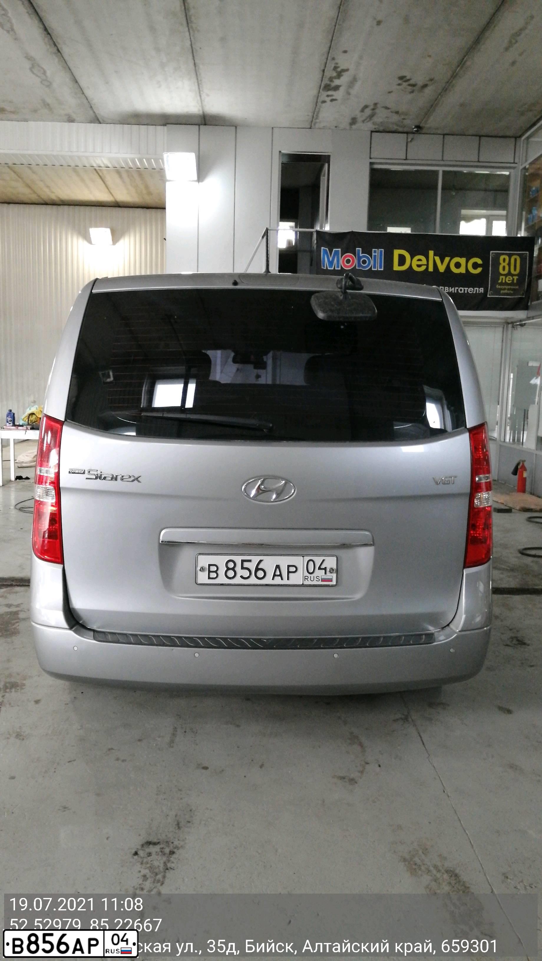 Фото автомобиля HYUNDAI GRAND STAREX, 2017 — госномер В856АР04. Цвет: СЕРЫЙ