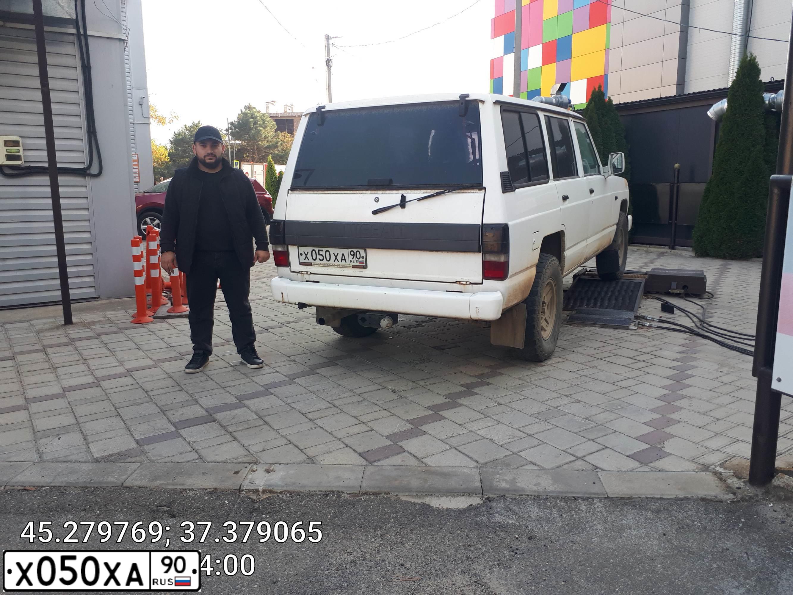 Фото автомобиля NISSAN PATROL, 1993 — госномер Х050ХА90. Цвет: Белый