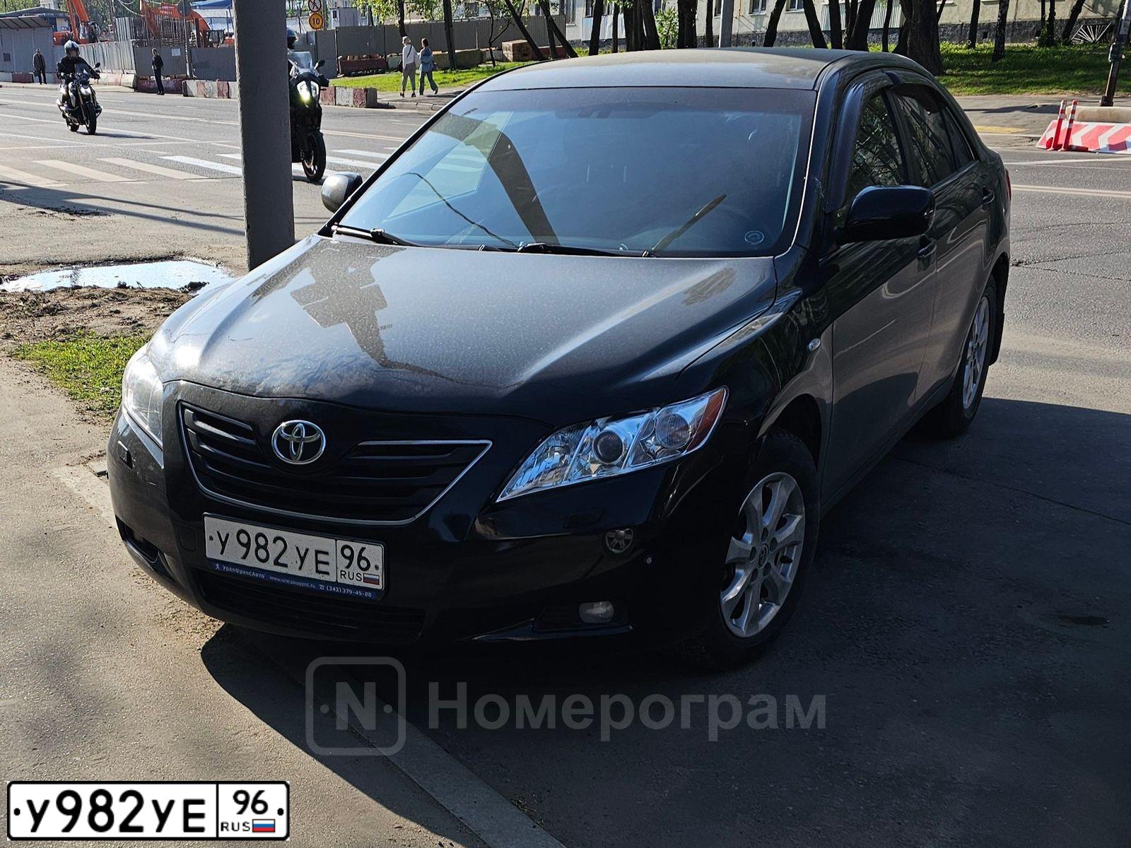 Фото автомобиля TOYOTA CAMRY, 2007 — госномер У982УЕ96. Цвет: ЧЕРНЫЙ