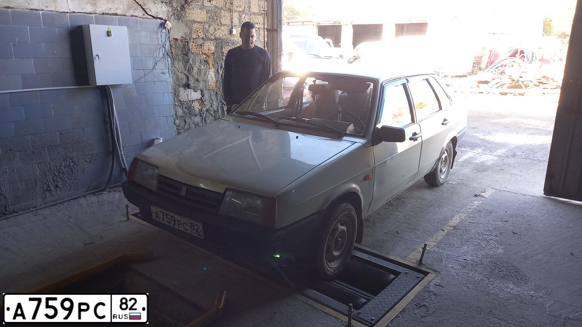 Фото автомобиля LADA 2109 SAMARA, 1999 — госномер М569УХ82. Цвет: СЕРЕБРИСТО-ЖЕЛТЫЙ