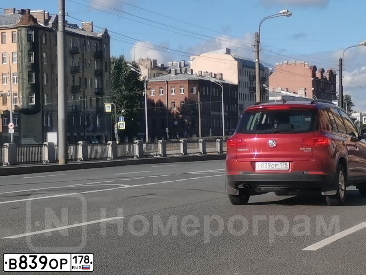 Фото автомобиля VOLKSWAGEN TIGUAN, 2013 — госномер В839ОР178. Цвет: ВИШНЕВО-КРАСНЫЙ