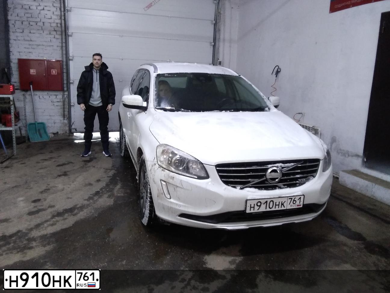 Фото автомобиля VOLVO XC60, 2014 — госномер Е827ЕЕ161. Цвет: Белый