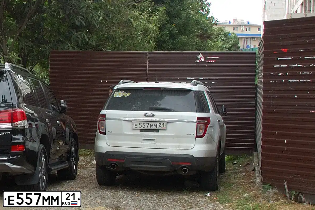 Фото автомобиля FORD EXPLORER, 2014 — госномер Е557ММ21. Цвет: БЕЛЫЙ