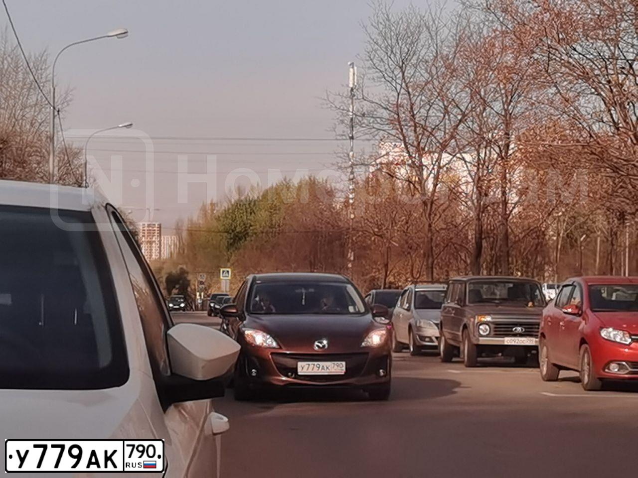 Фото автомобиля MAZDA 3, 2013 — госномер О549КВ761. Цвет: Коричневый