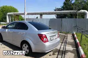 Фото автомобиля CHEVROLET AVEO, 2013 — госномер О552РУ62. Цвет: СЕРЕБРИСТЫЙ МЕТАЛЛИК
