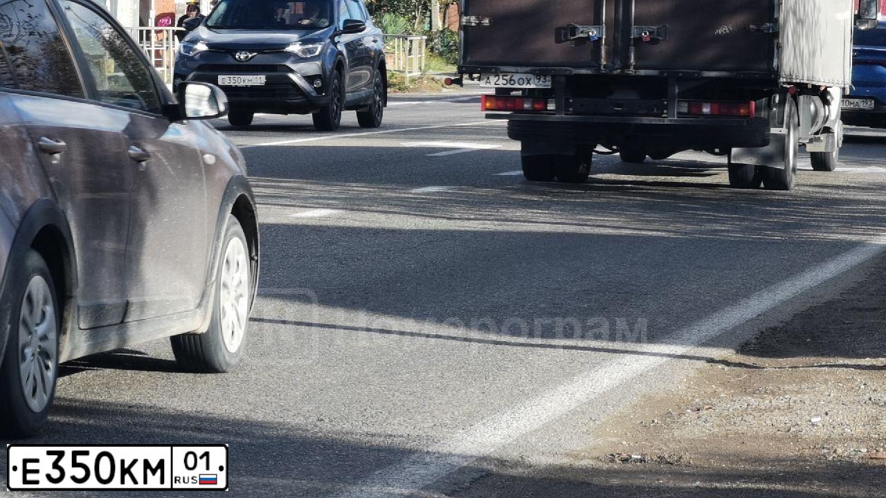 Фото автомобиля MERCEDES CLS-KLASSE, 2005 — госномер Р111РР01. Цвет: СЕРЕБРИСТО-БЕЛЫЙ