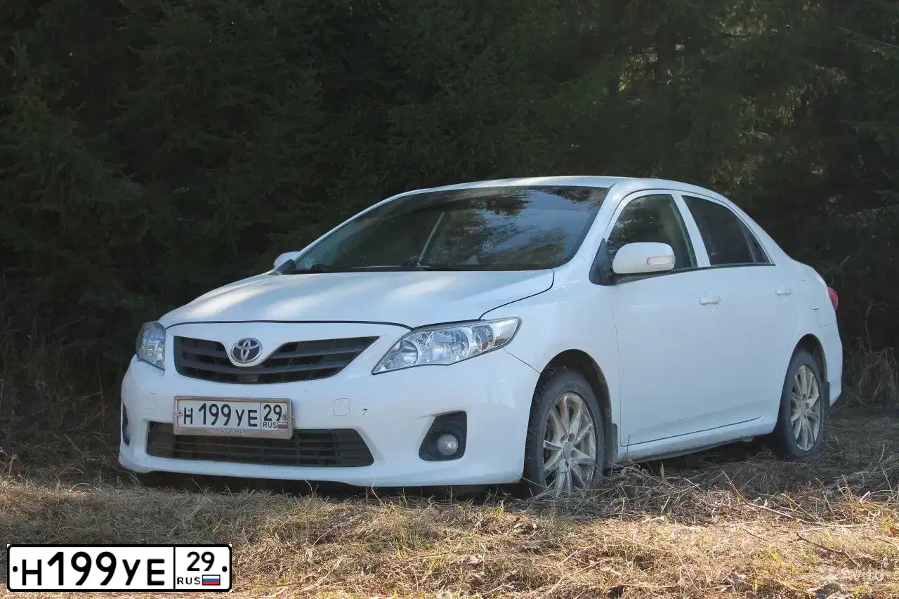 Фото автомобиля TOYOTA COROLLA, 2011 — госномер Н199УЕ29. Цвет: Белый