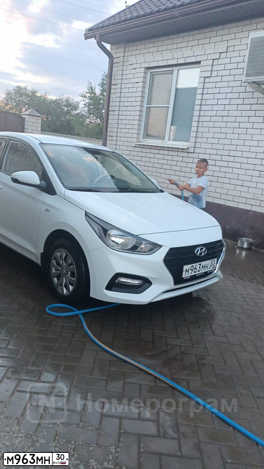Фото автомобиля HYUNDAI SOLARIS, 2017 — госномер М963МН30. Цвет: БЕЛЫЙ