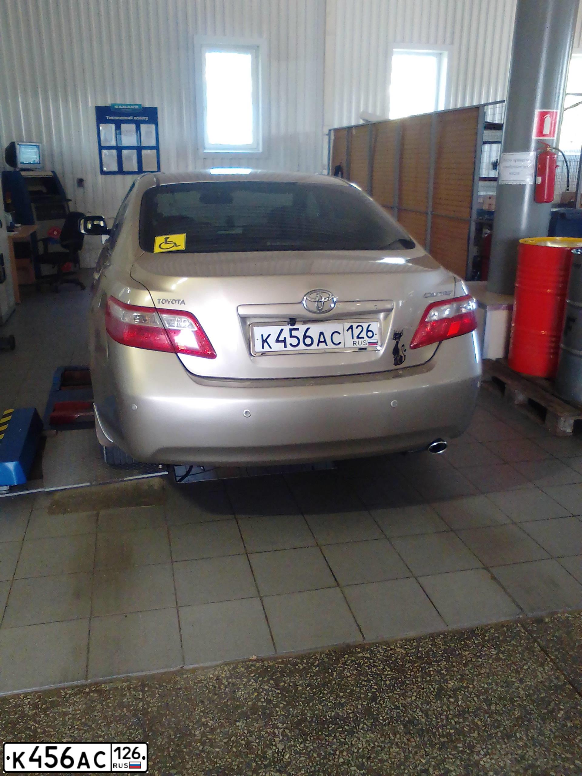 Фото автомобиля TOYOTA CAMRY, 2006 — госномер О555ЕО61. Цвет: БЕЖЕВЫЙ