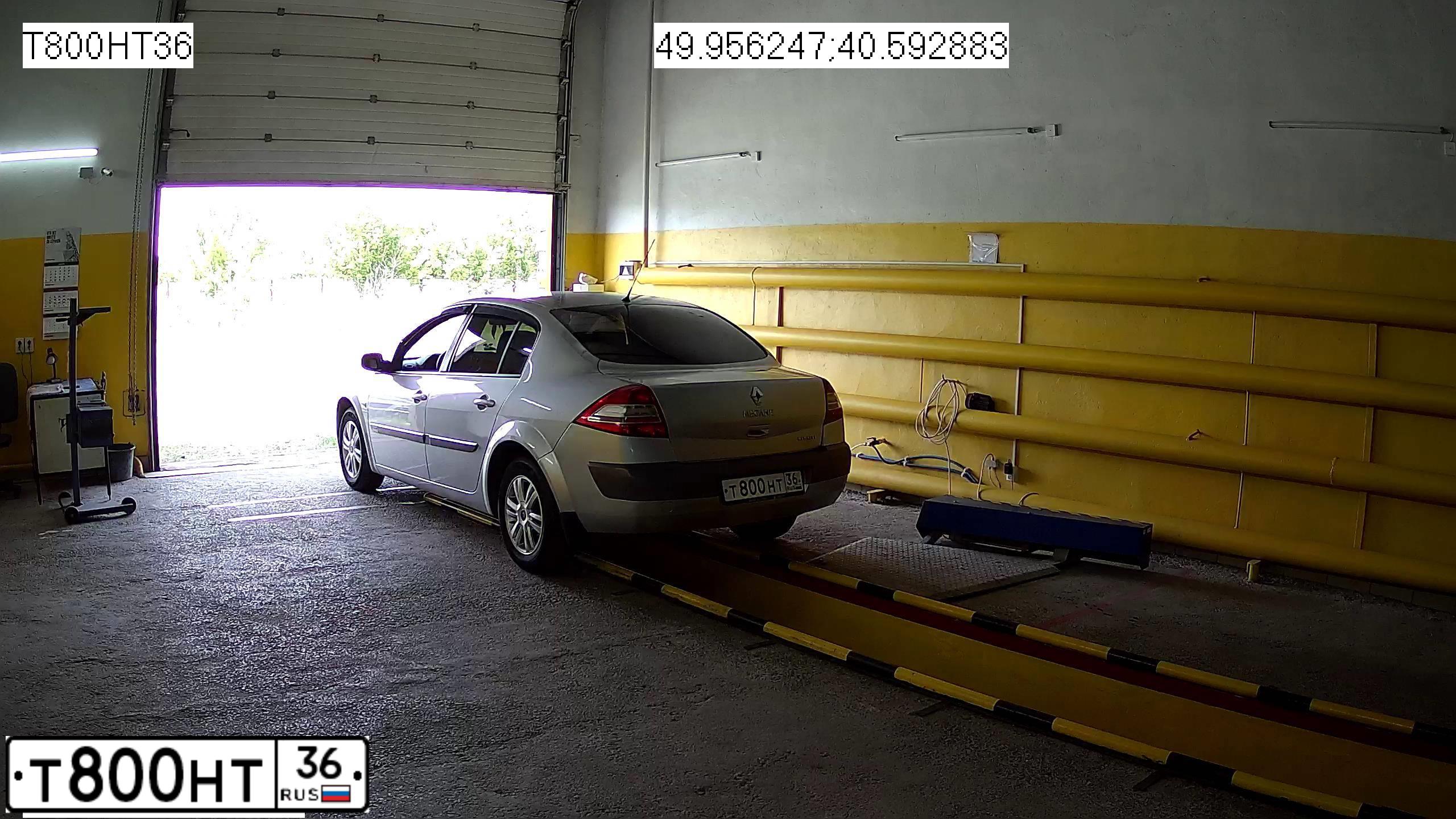 Фото автомобиля TOYOTA AVENSIS, 2001 — госномер Т800НТ36. Цвет: СЕРЫЙ