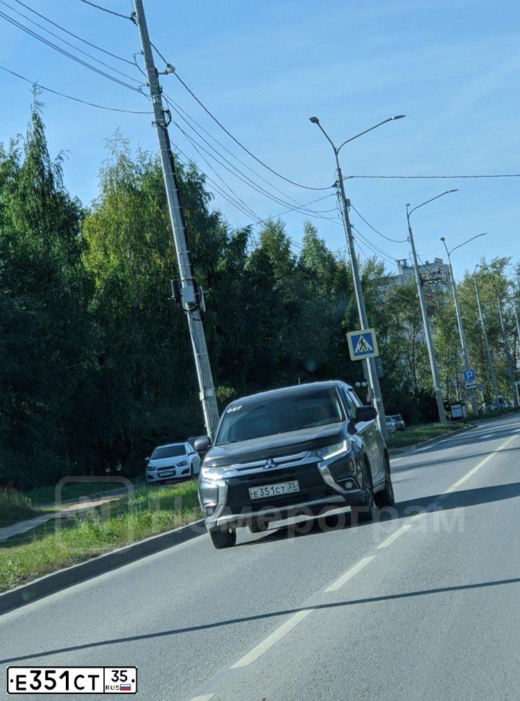 Фото автомобиля MITSUBISHI OUTLANDER, 2016 — госномер М158ВУ35. Цвет: СЕРЫЙ
