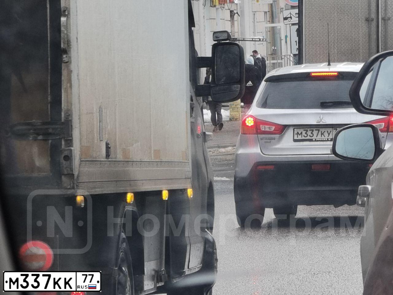 Фото автомобиля RENAULT LOGAN, 2010 — госномер М337КК77. Цвет: СЕРЫЙ ТЕМНЫЙ