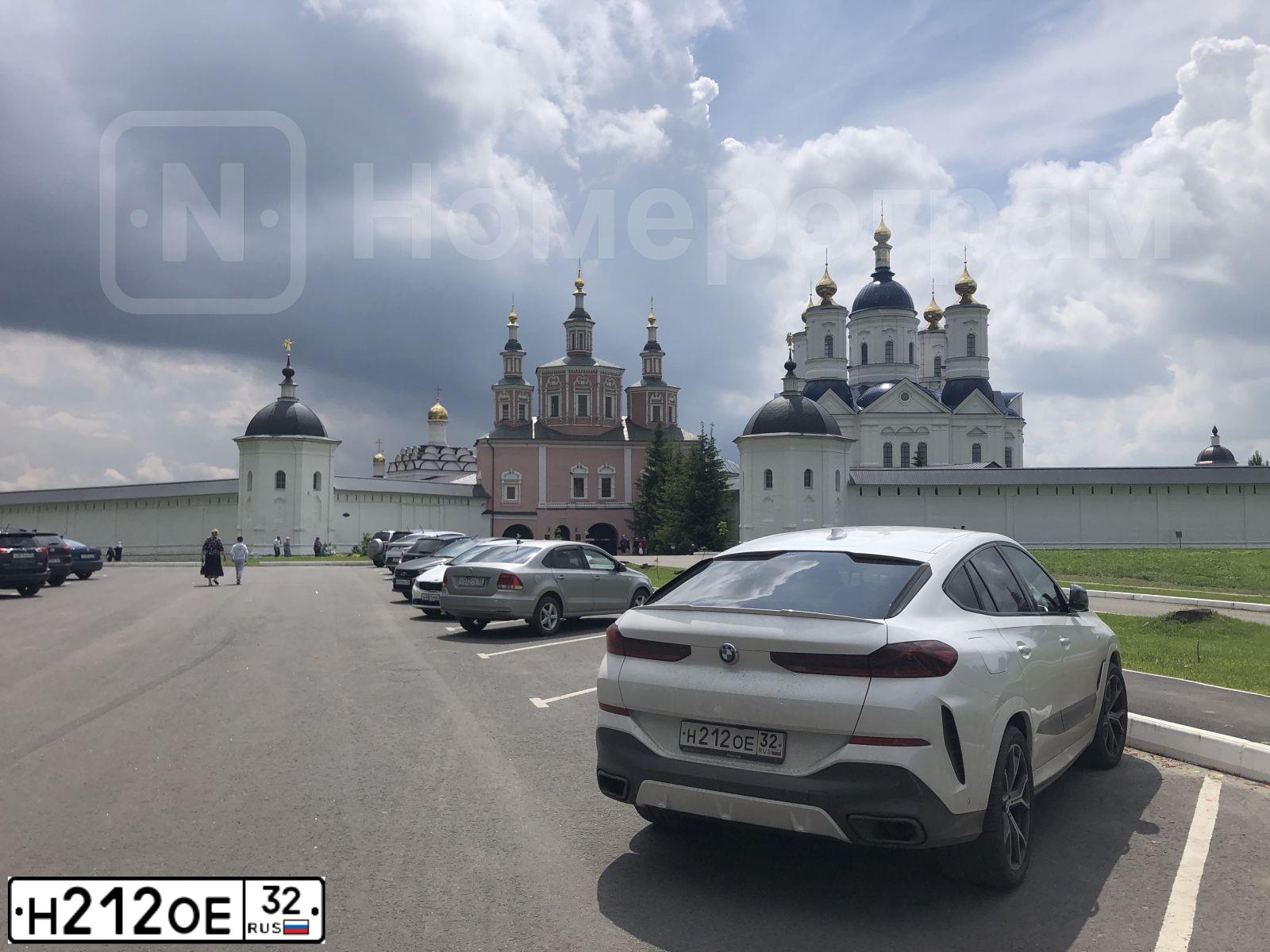 Фото автомобиля BMW X6, 2020 — госномер Н212ОЕ32. Цвет: Белый