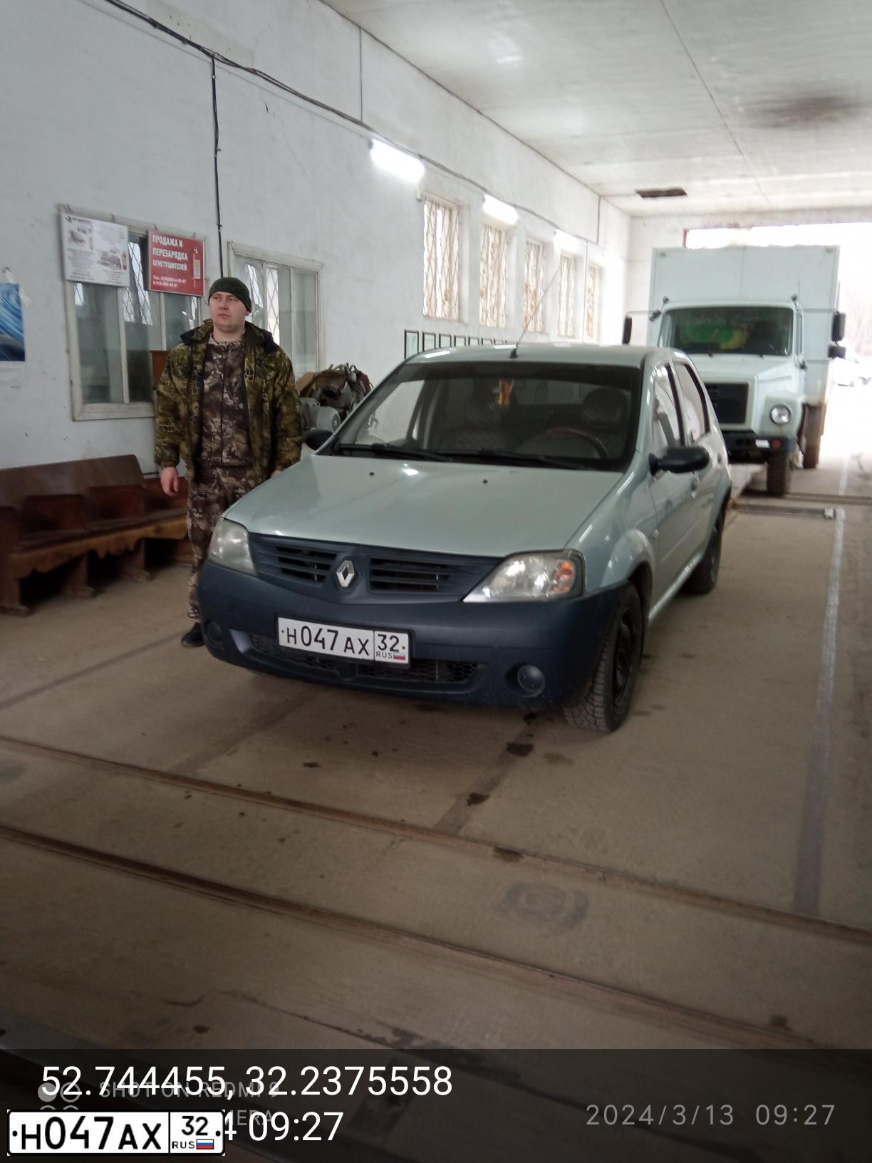 Фото автомобиля RENAULT LOGAN, 2009 — госномер Н047АХ32. Цвет: СЕРЫЙ