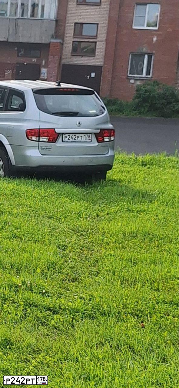 Фото автомобиля SSANGYONG KYRON, 2013 — госномер Р242РТ178. Цвет: Серебристый