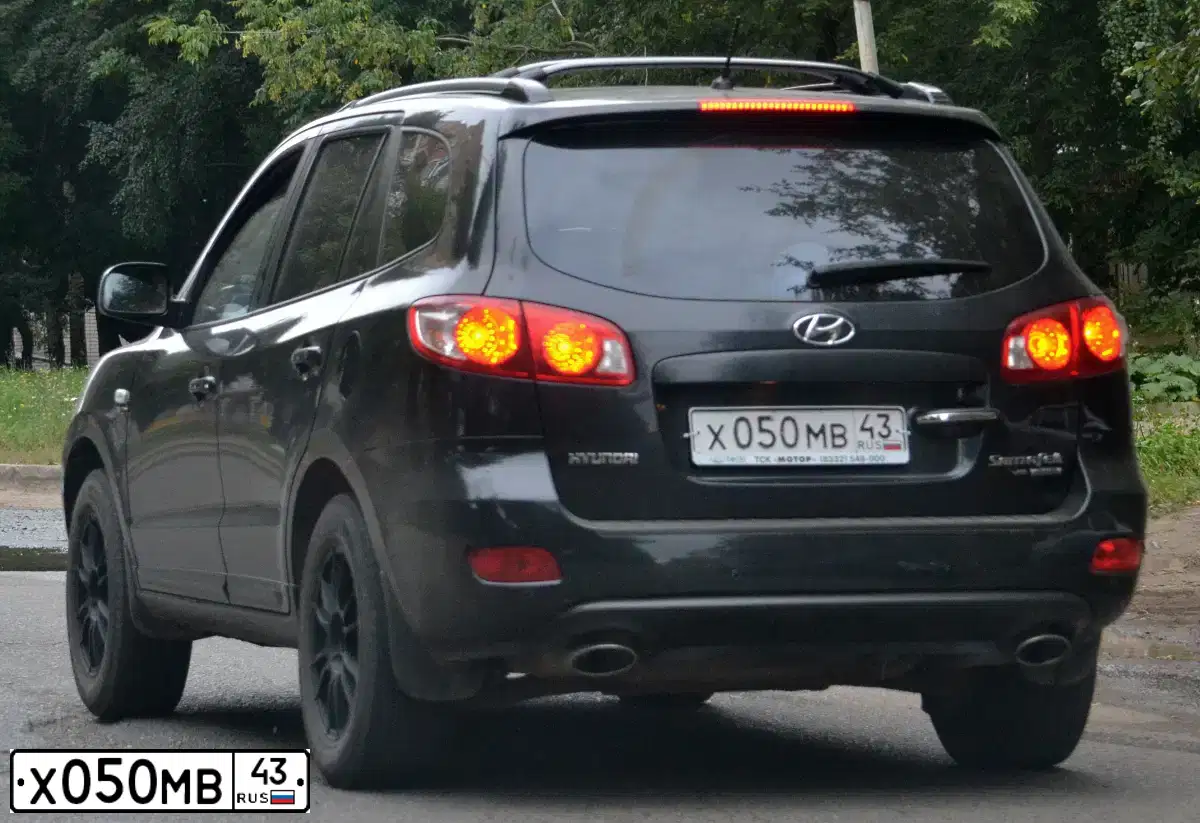 Фото автомобиля TOYOTA LANDCRUISER 200, 2017 — госномер Е050КХ43. Цвет: Серебристый