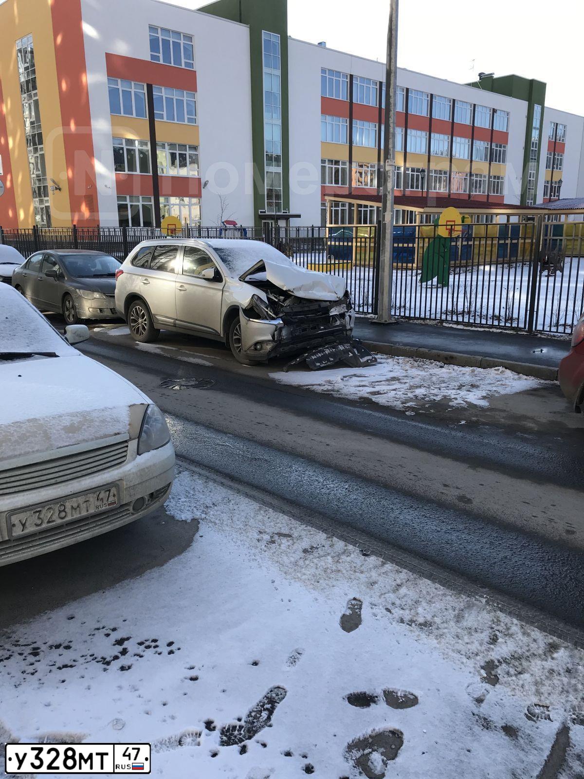 Фото автомобиля LADA 2170 PRIORA, 2010 — госномер У328МТ47. Цвет: Белый