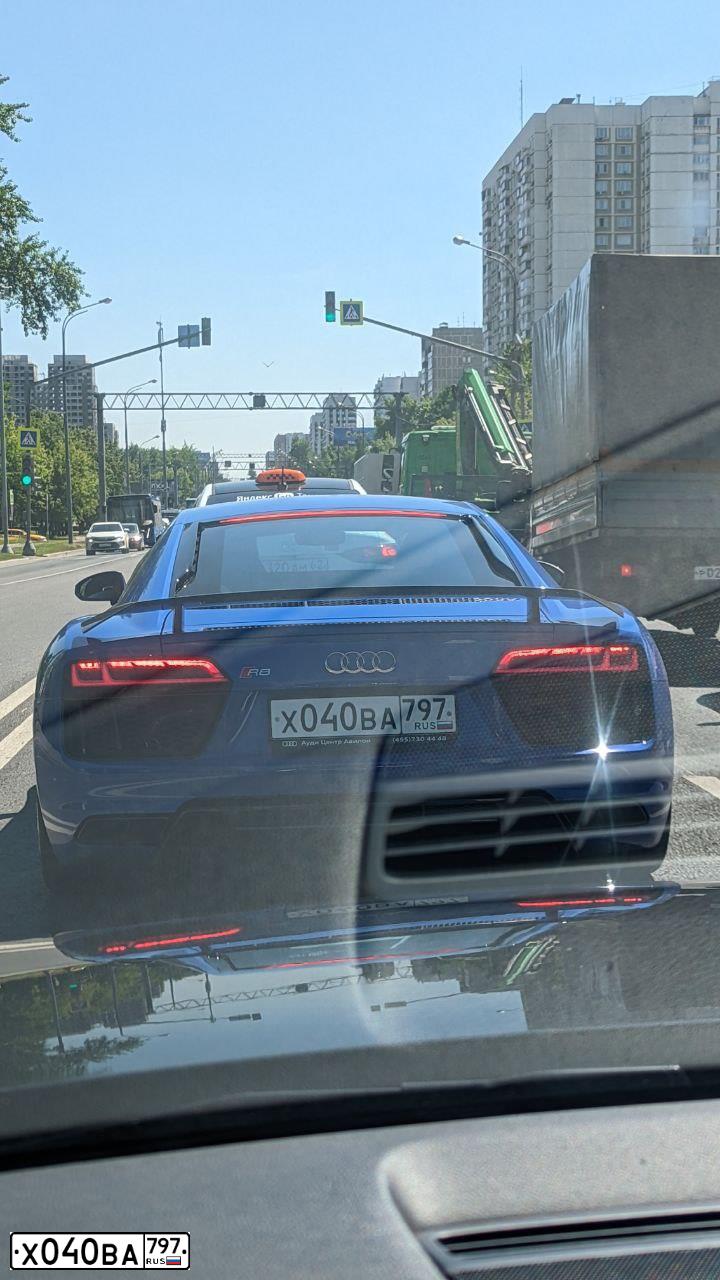 Фото автомобиля АУДИ R8, 2016 — госномер Н019АА13. Цвет: синий
