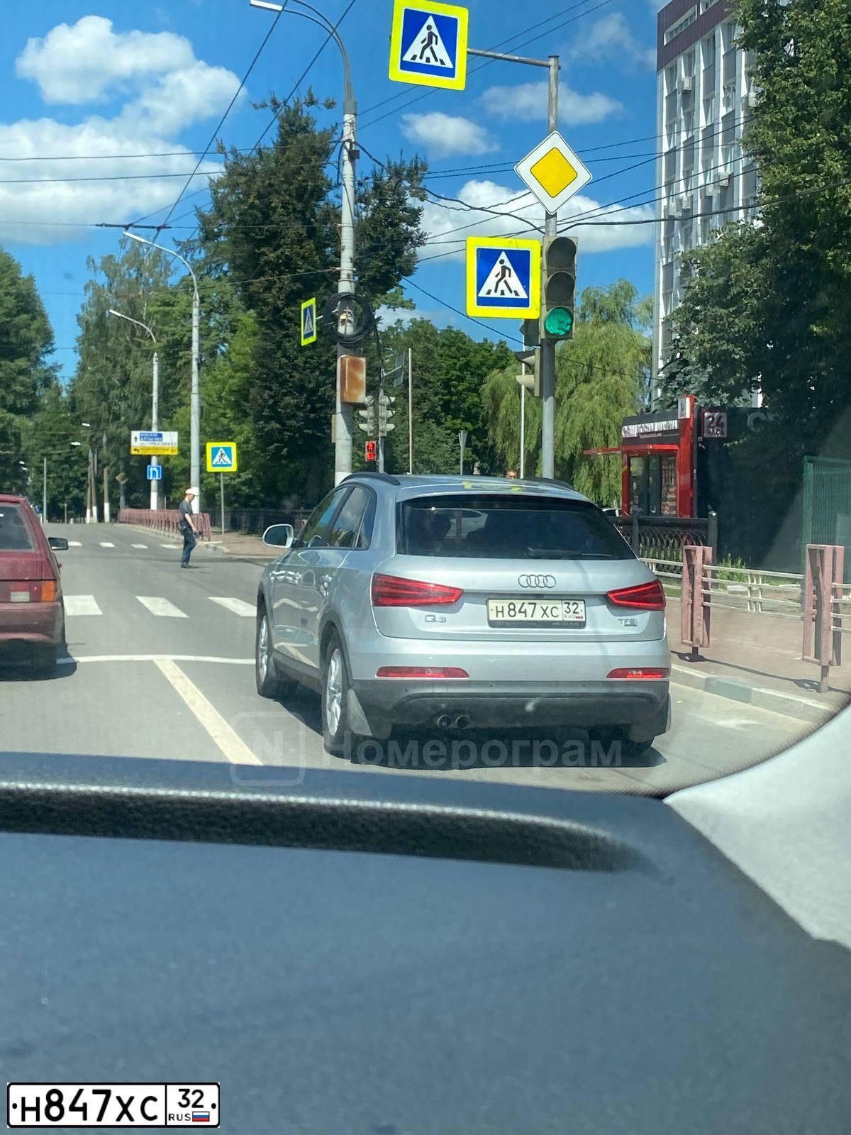 Фото автомобиля AUDI Q3, 2013 — госномер Н847ХС32. Цвет: СЕРЕБРИСТЫЙ
