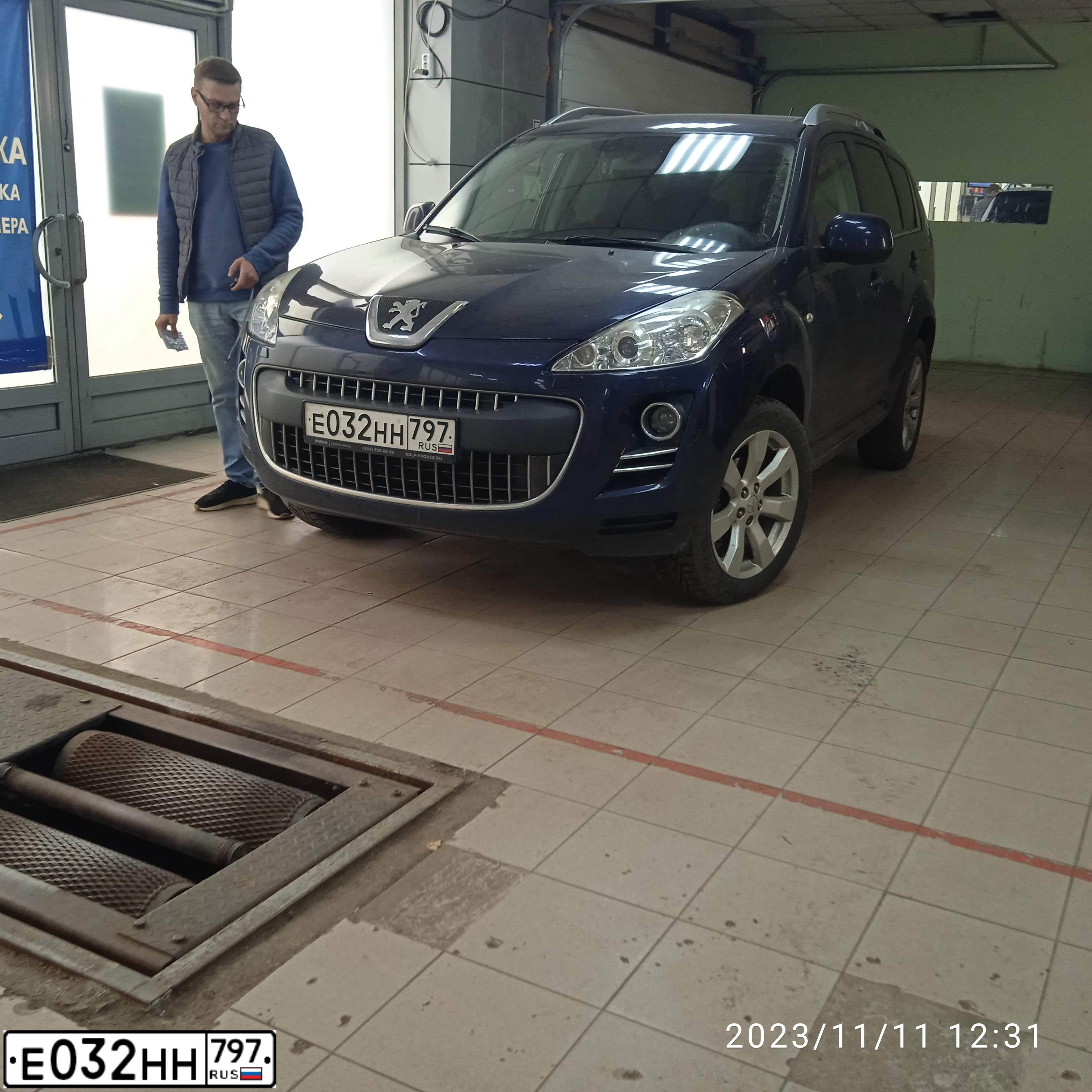 Фото автомобиля PEUGEOT 4007, 2011 — госномер Е032НН797. Цвет: синий