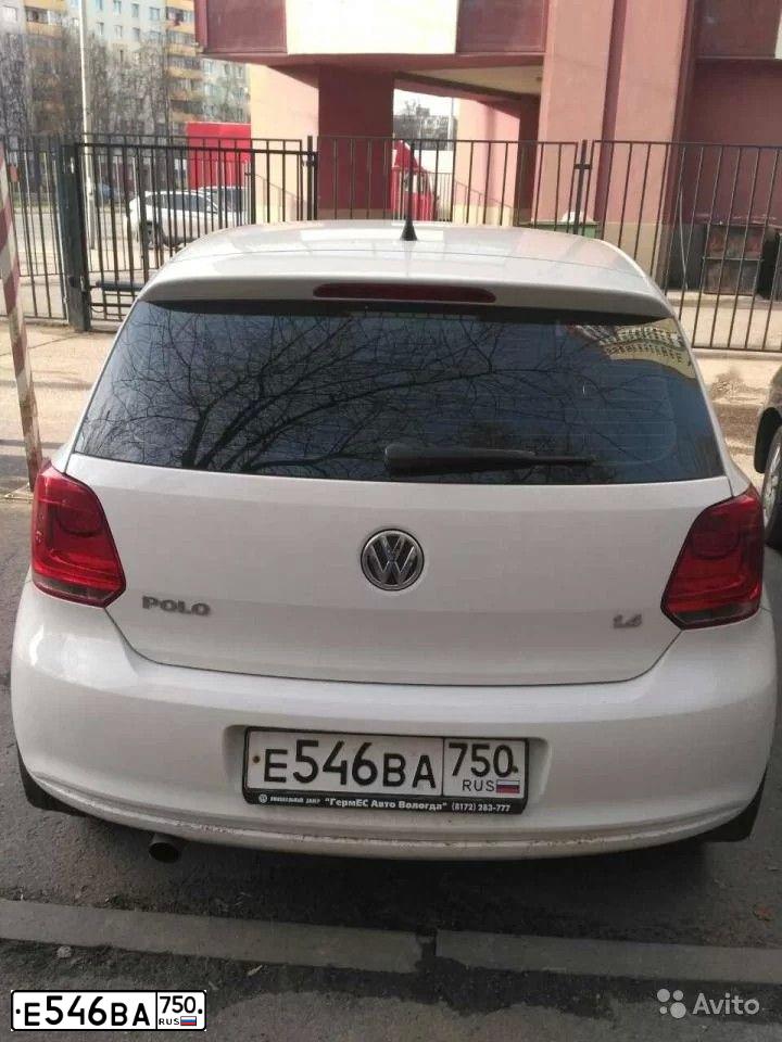 Фото автомобиля VOLKSWAGEN POLO, 2010 — госномер У320ЕН48. Цвет: Белый