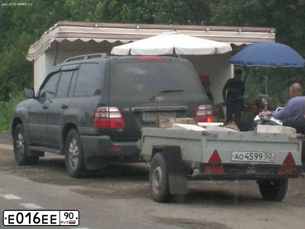 Фото автомобиля TOYOTA LANDCRUISER, 2003 — госномер Е016ЕЕ90. Цвет: ЧЕРНЫЙ