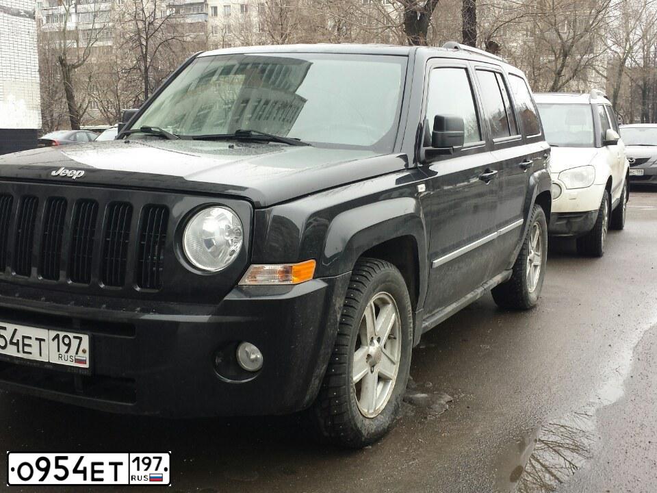 Фото автомобиля JEEP LIBERTY, 2010 — госномер Т484АК136. Цвет: ЧЕРНЫЙ