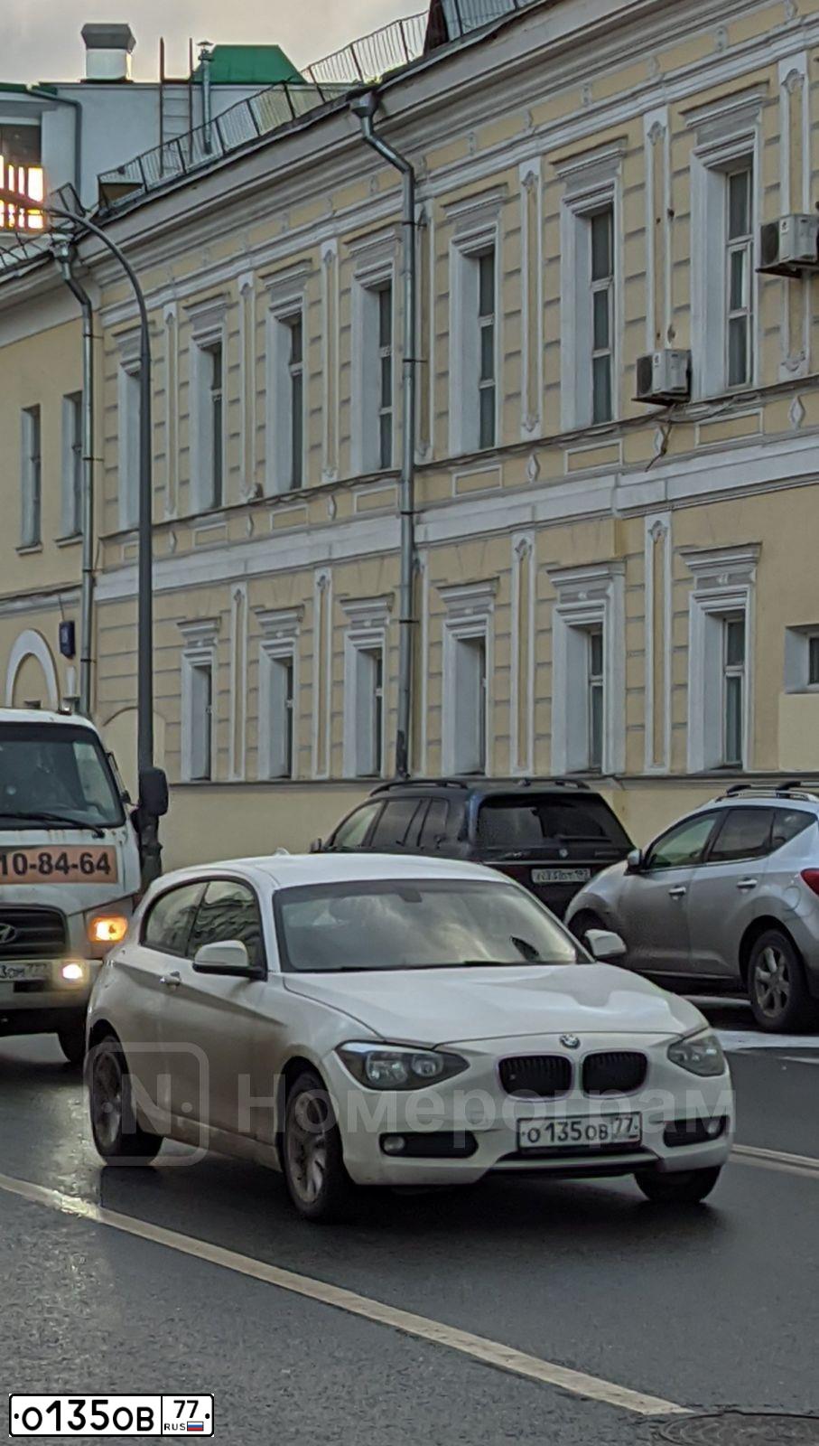 Фото автомобиля BMW SERIE 1, 2013 — госномер О876УН33. Цвет: Белый