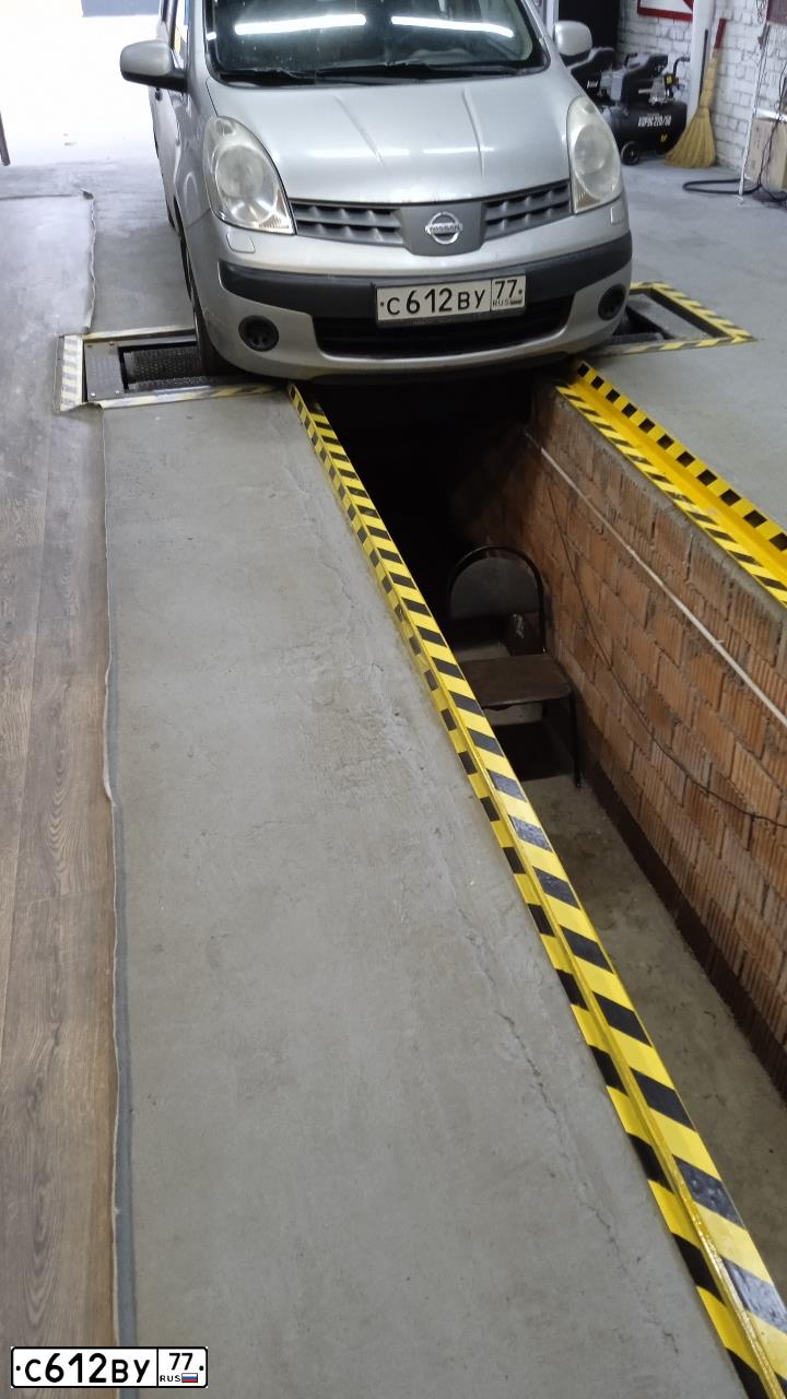 Фото автомобиля NISSAN NOTE, 2006 — госномер М027КО177. Цвет: СЕРЫЙ