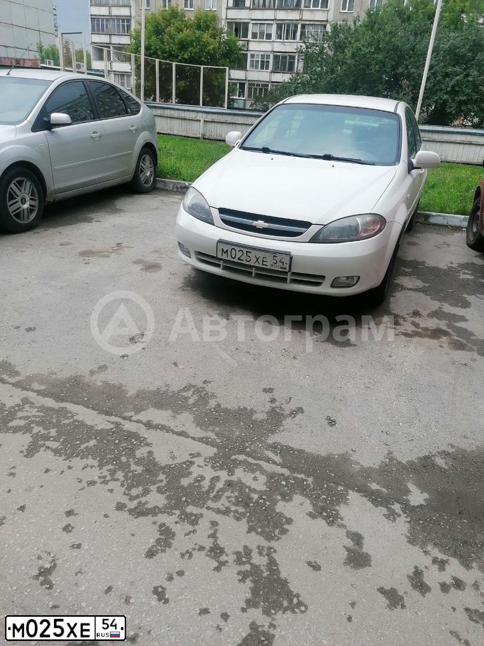 Фото автомобиля CHEVROLET T LACETTI, 2007 — госномер М025ХЕ54. Цвет: Белый