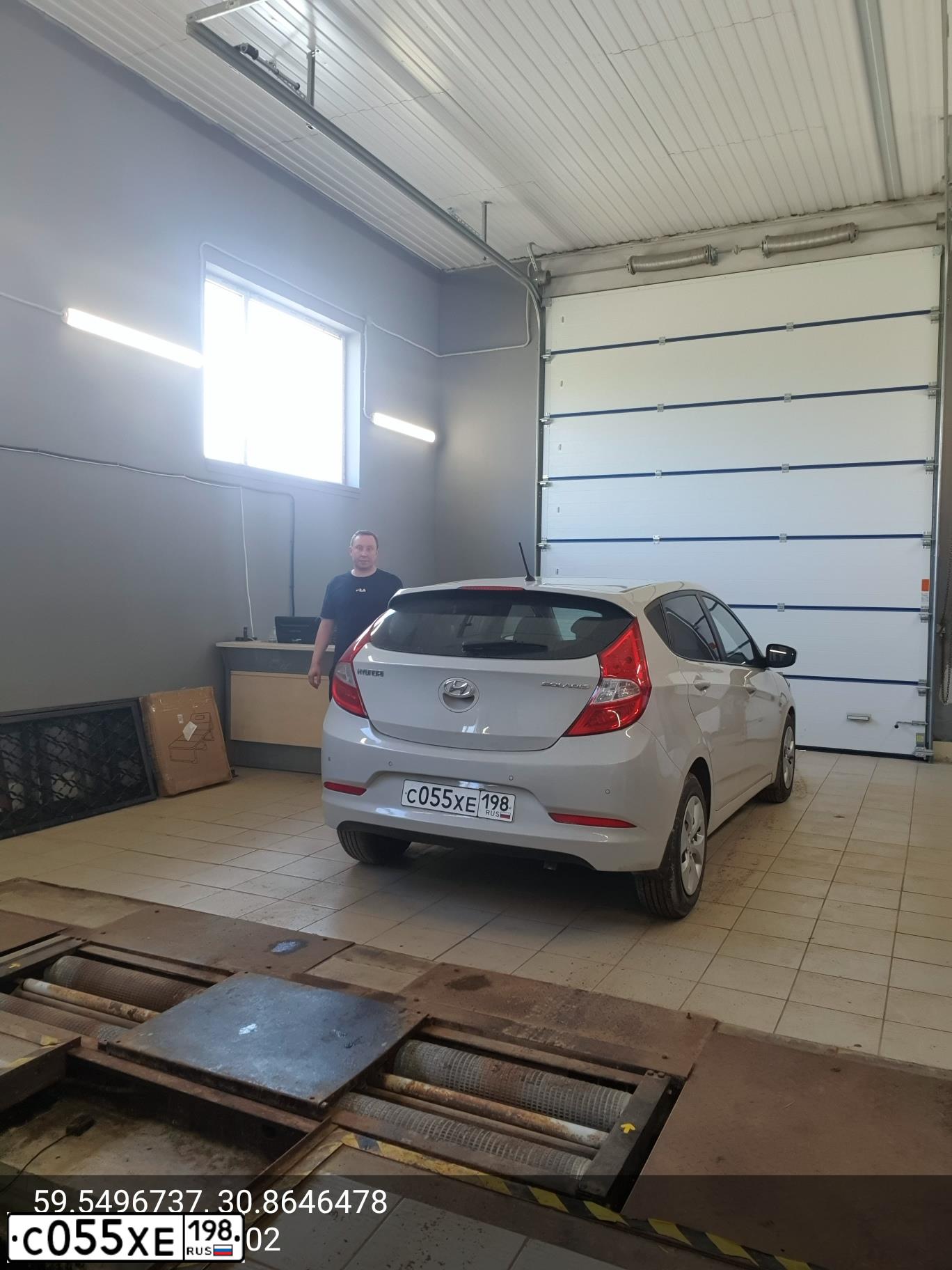 Фото автомобиля HYUNDAI SOLARIS, 2015 — госномер С055ХЕ198. Цвет: БЕЖЕВЫЙ