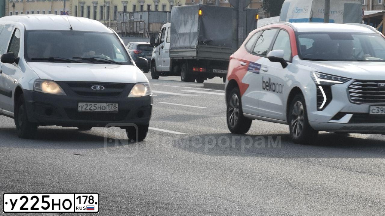 Фото автомобиля SKODA RAPID, 2017 — госномер М402ХС10. Цвет: СИНИЙ
