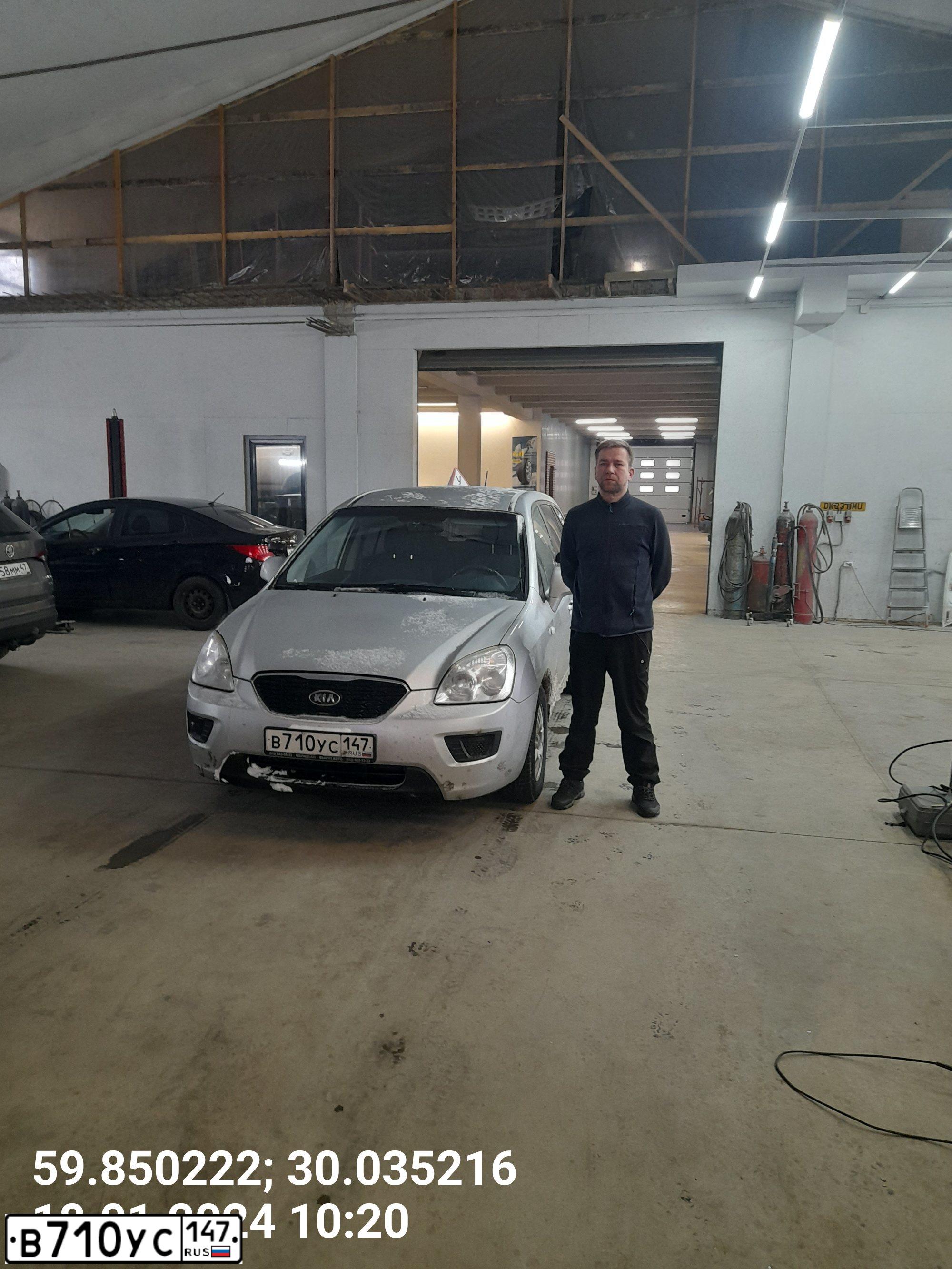 Фото автомобиля KIA CARENS, 2010 — госномер В710УС147. Цвет: Серебристый