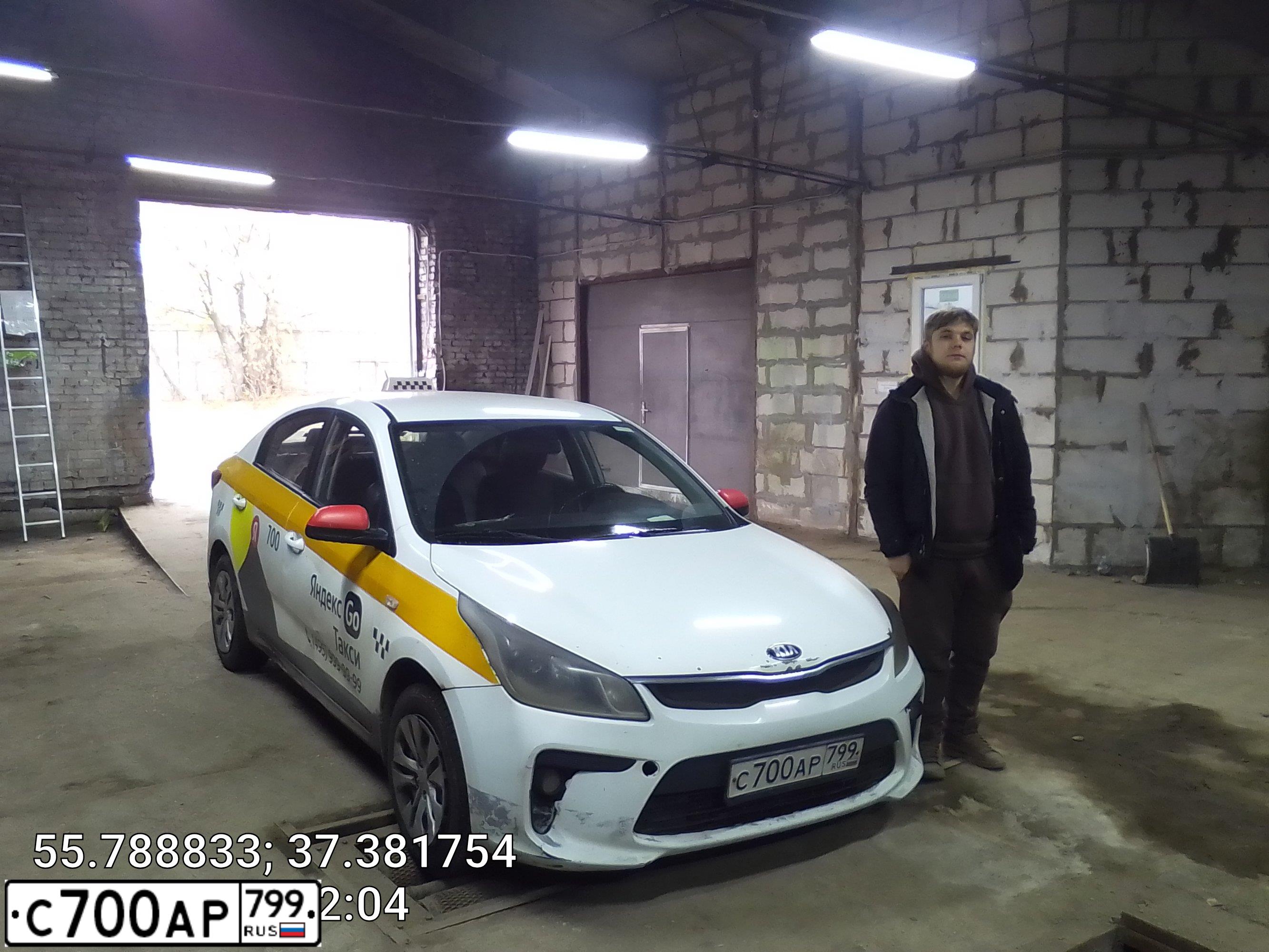 Фото автомобиля KIA RIO, 2017 — госномер С700АР799. Цвет: БЕЛЫЙ-ЖЕЛТЫЙ-СЕРЫЙ