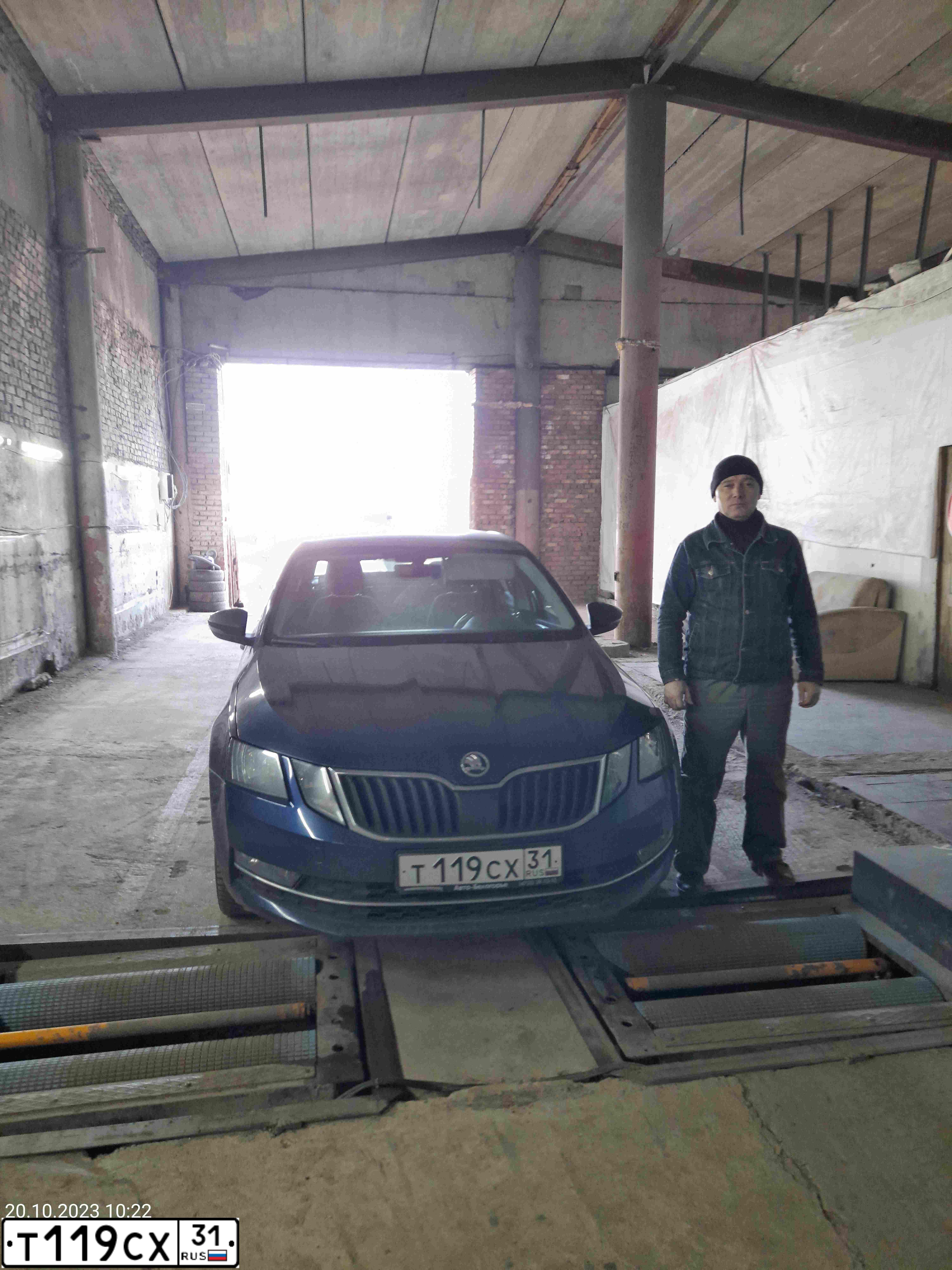 Фото автомобиля SKODA OCTAVIA, 2017 — госномер К462ОК702. Цвет: Темно-синий