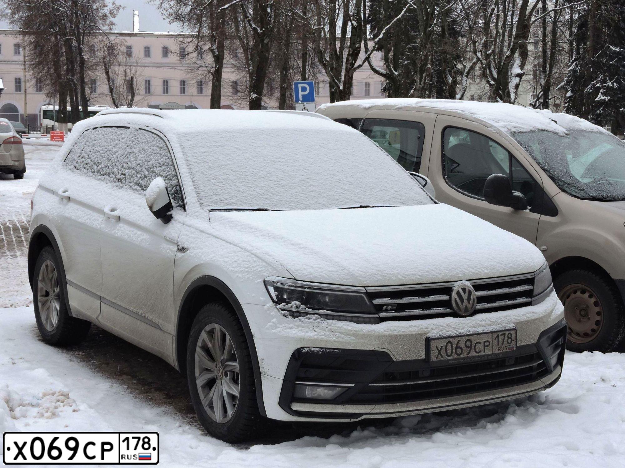 Фото автомобиля VOLKSWAGEN TIGUAN, 2017 — госномер Х069СР178. Цвет: Белый