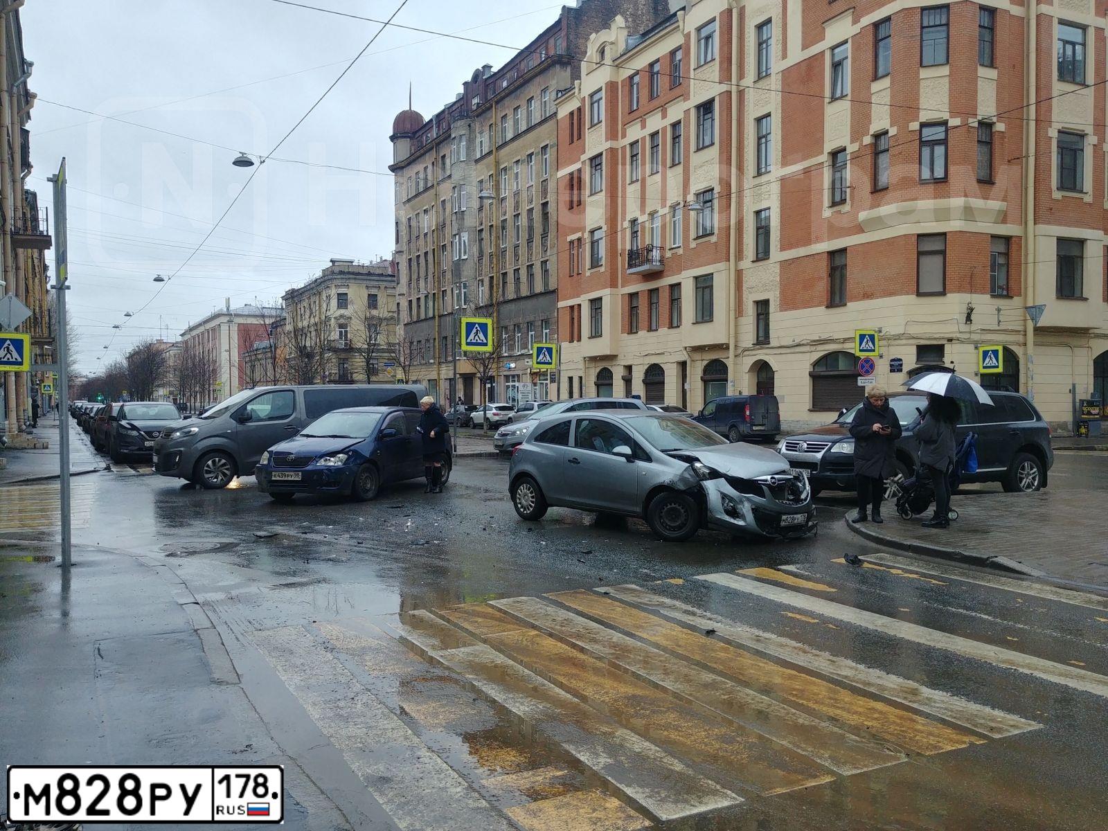 Фото автомобиля OPEL CORSA, 2012 — госномер М893УЕ198. Цвет: Серебристый