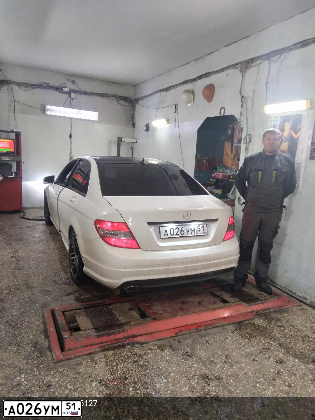 Фото автомобиля MERCEDES C-KLASSE, 2010 — госномер А026УМ51. Цвет: БЕЛО-ЧЕРНЫЙ