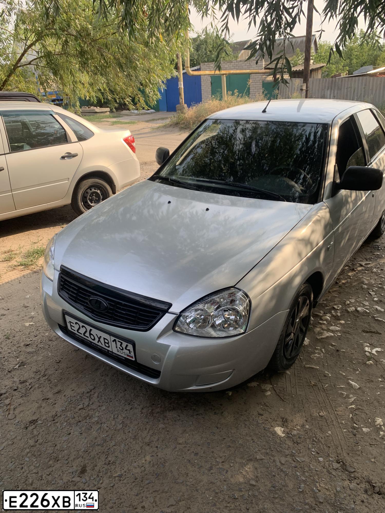 Фото автомобиля LADA 2172 PRIORA, 2011 — госномер Е226ХВ134. Цвет: СВЕТЛО-СЕРЕБРИСТЫЙ  МЕТАЛЛИК