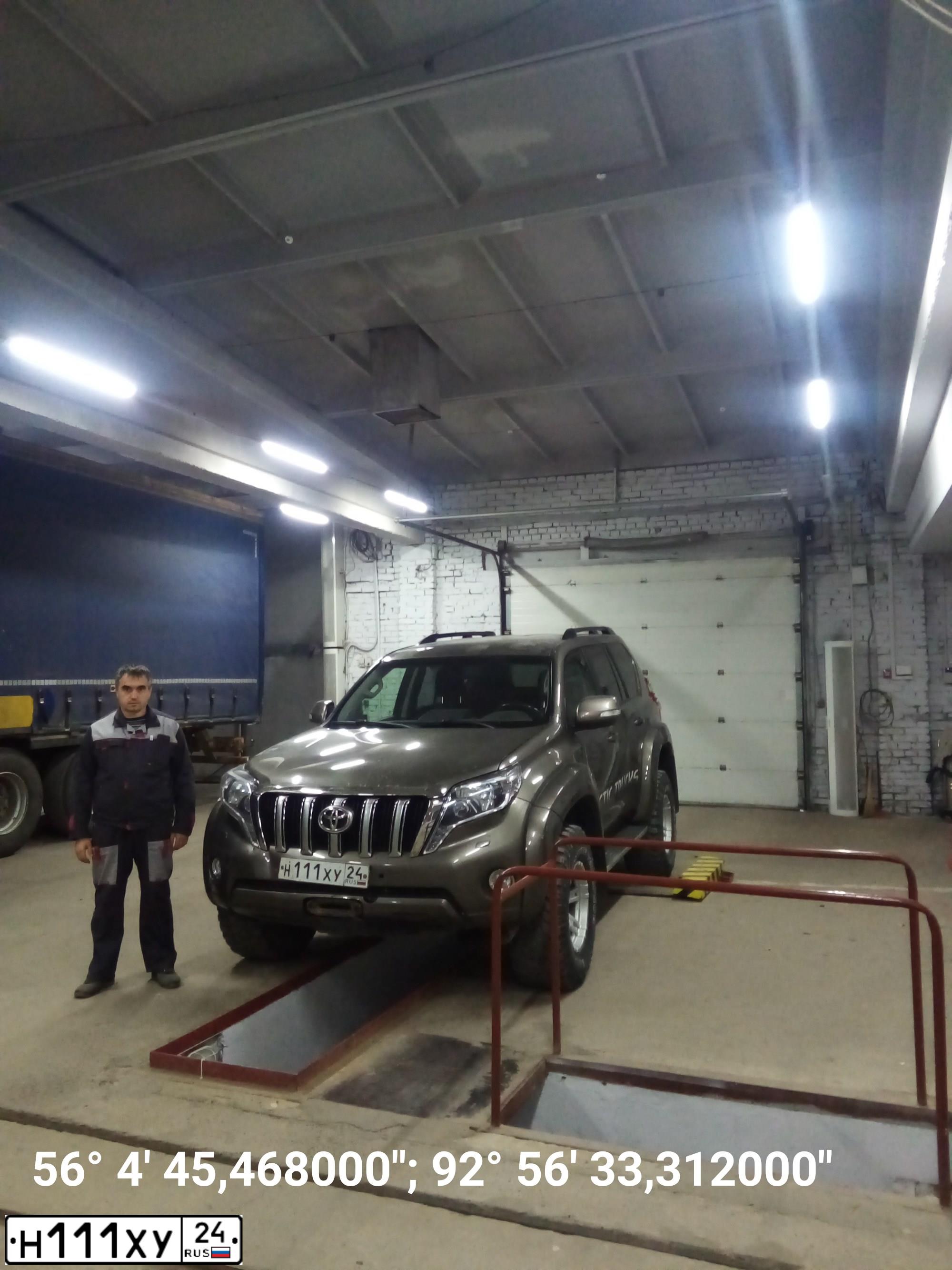 Фото автомобиля TOYOTA LAND CRUISER, 2015 — госномер Х130НМ03. Цвет: бронзовый