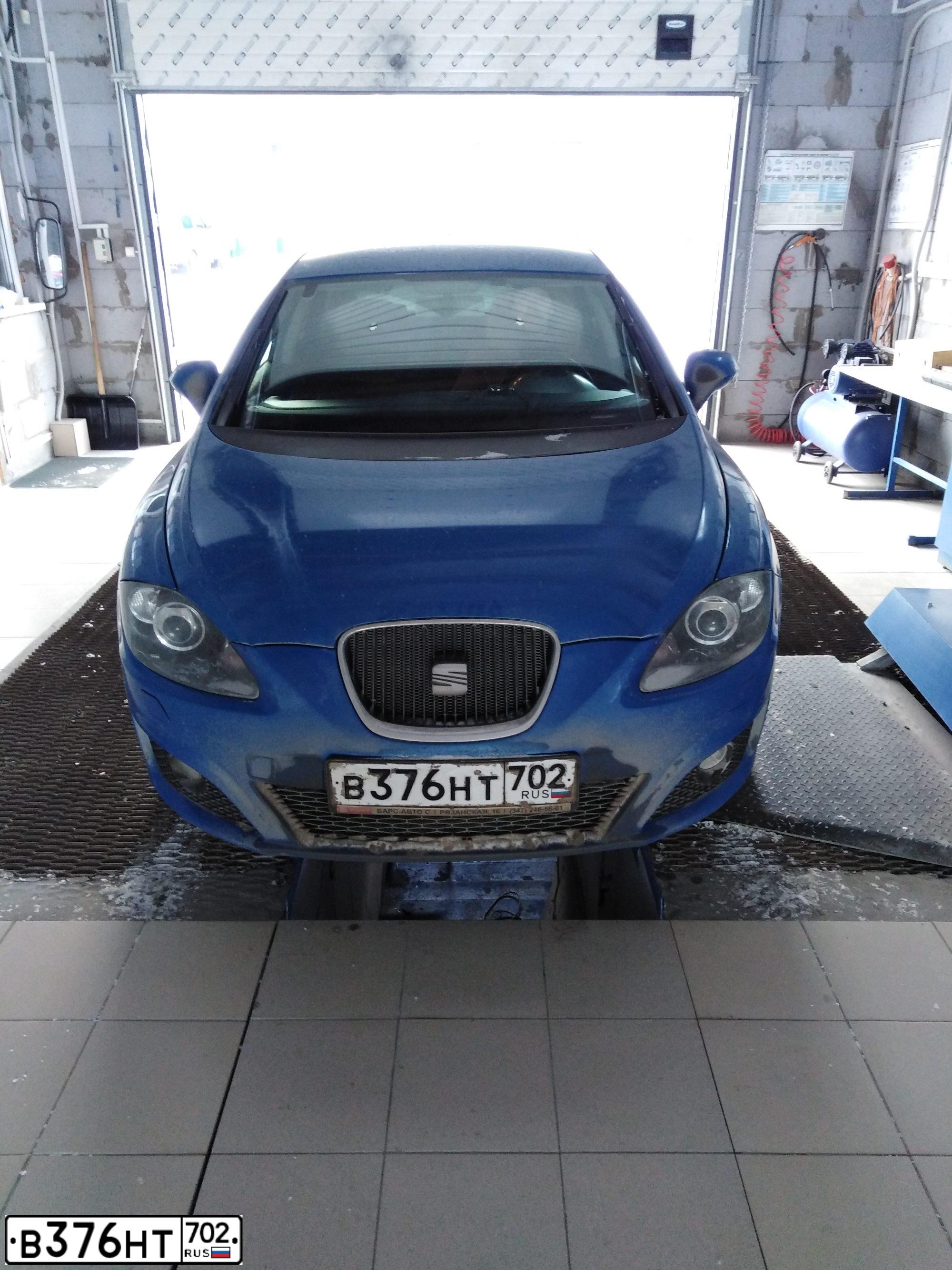 Фото автомобиля SEAT LEON, 2012 — госномер Р888ВМ102. Цвет: синий