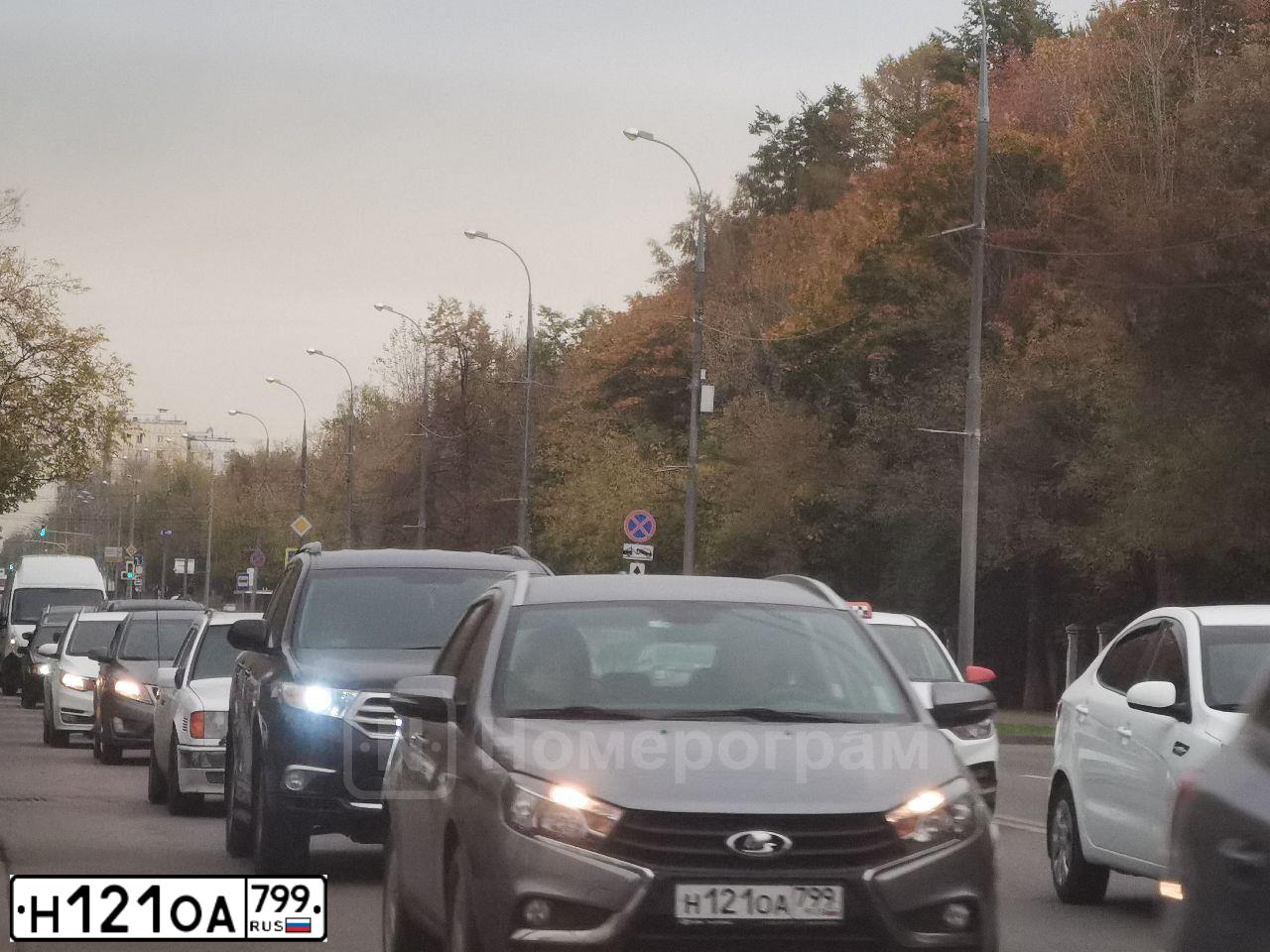 Фото автомобиля LADA VESTA, 2019 — госномер Н121ОА799. Цвет: Серый