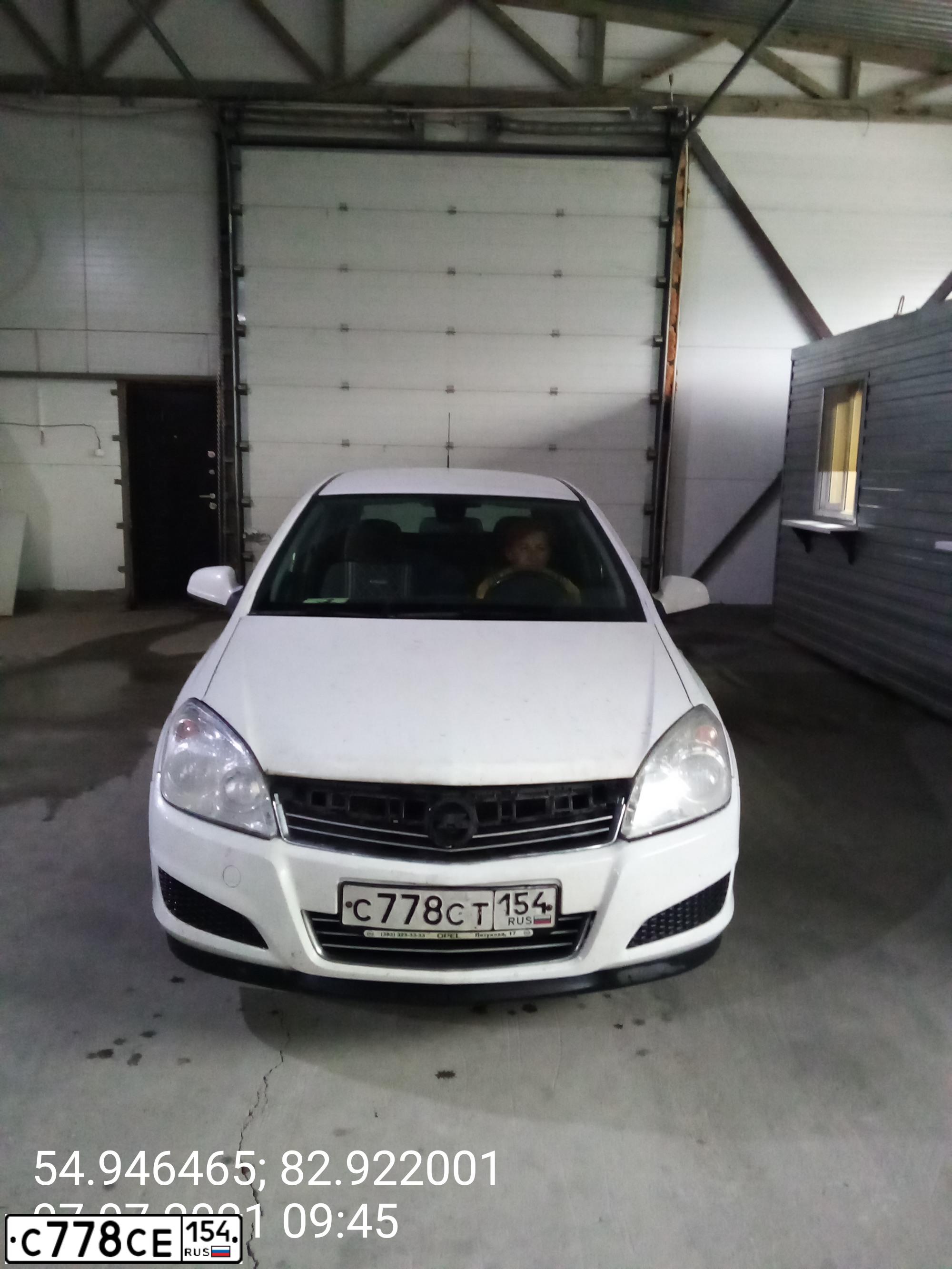 Фото автомобиля OPEL ASTRA, 2012 — госномер С778СТ154. Цвет: БЕЛЫЙ