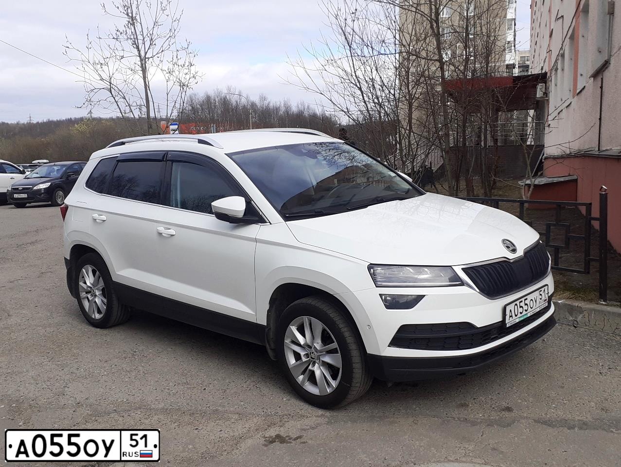 Фото автомобиля SKODA KAROQ, 2020 — госномер А055ОУ51. Цвет: Белый