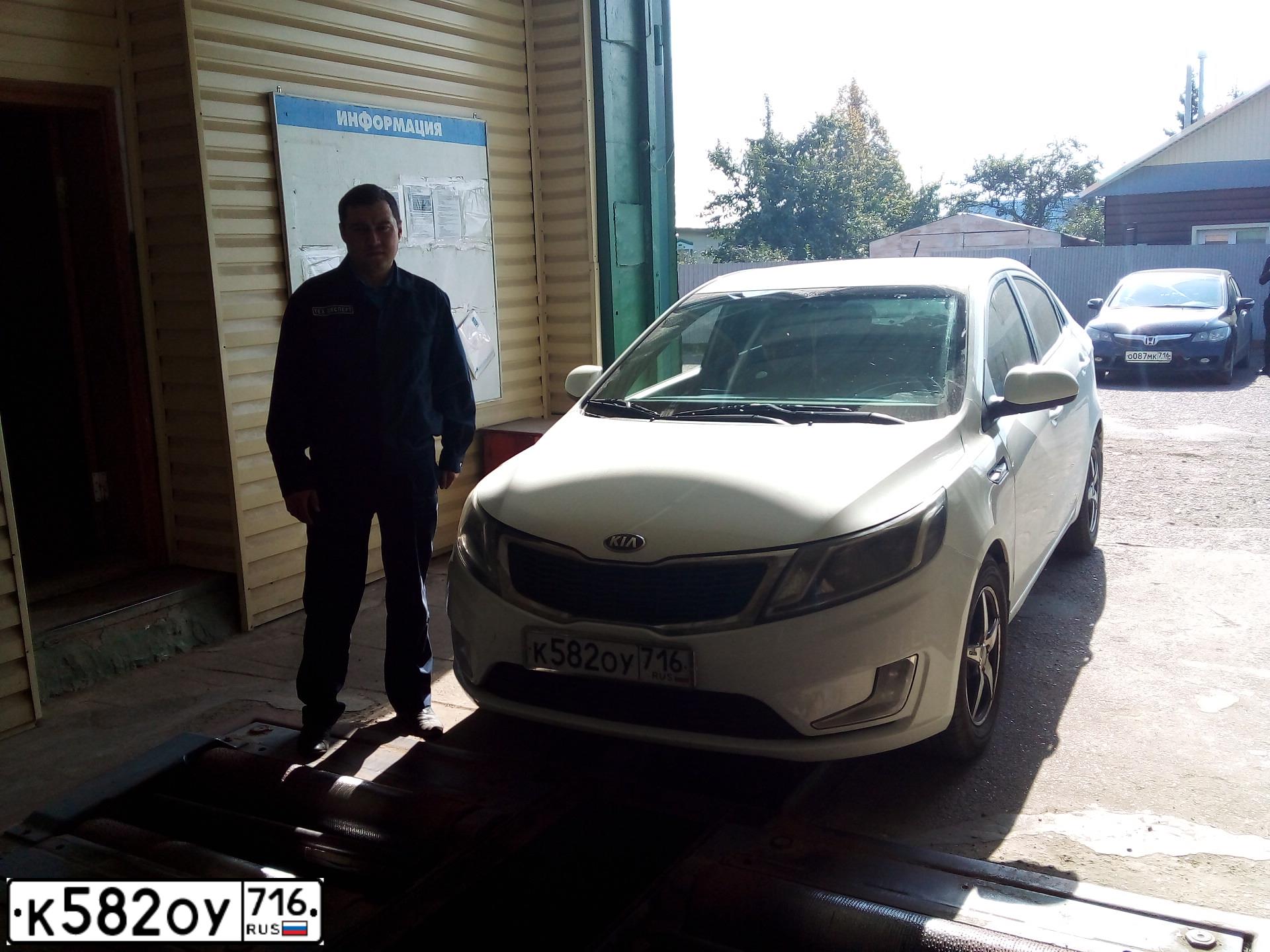 Фото автомобиля KIA RIO, 2013 — госномер К582ОУ716. Цвет: Белый