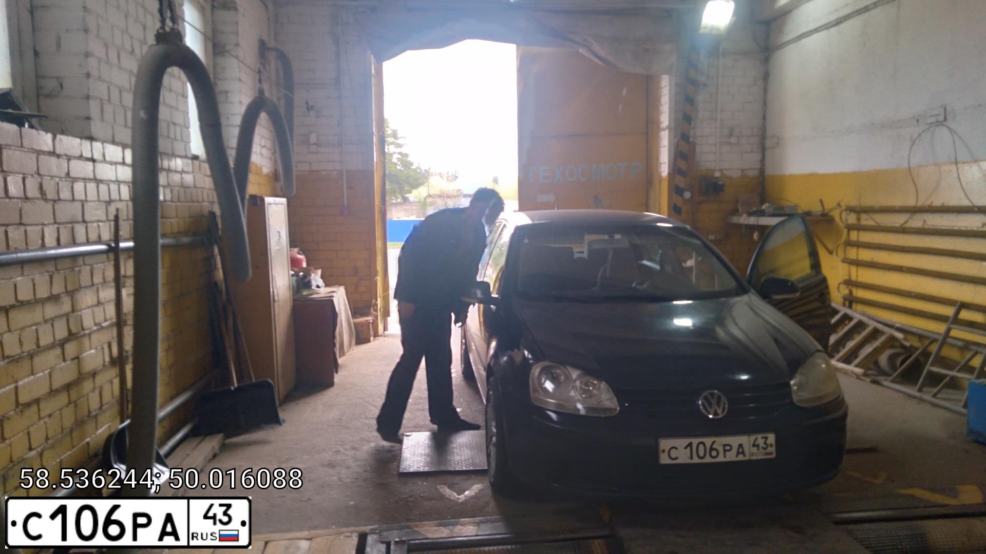 Фото автомобиля VOLKSWAGEN GOLF, 2003 — госномер В052СХ43. Цвет: КОСМОС