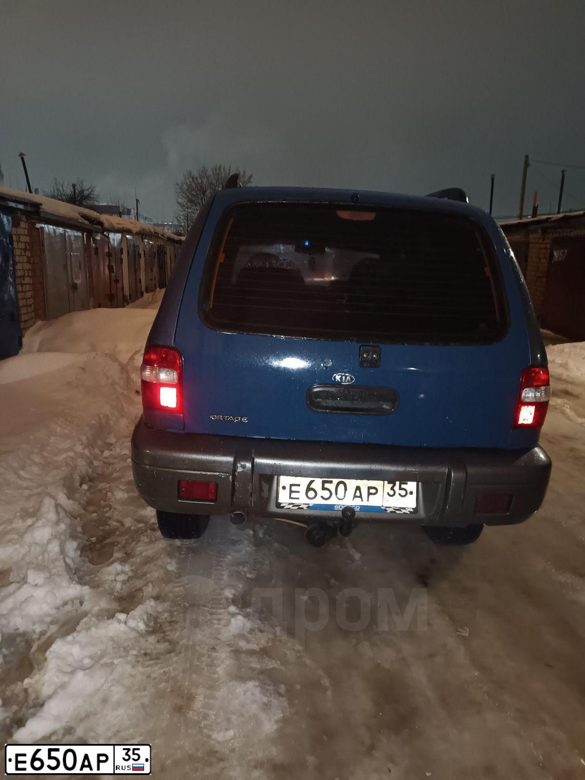 Фото автомобиля KIA SPORTAGE, 2005 — госномер Е650АР35. Цвет: СИНИЙ