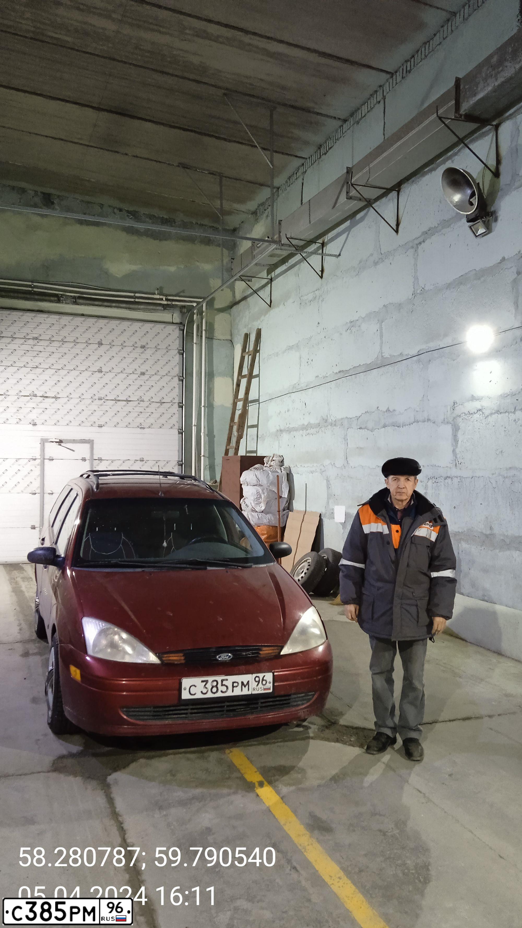 Фото автомобиля FORD FOCUS, 2000 — госномер Т706МУ196. Цвет: Красный