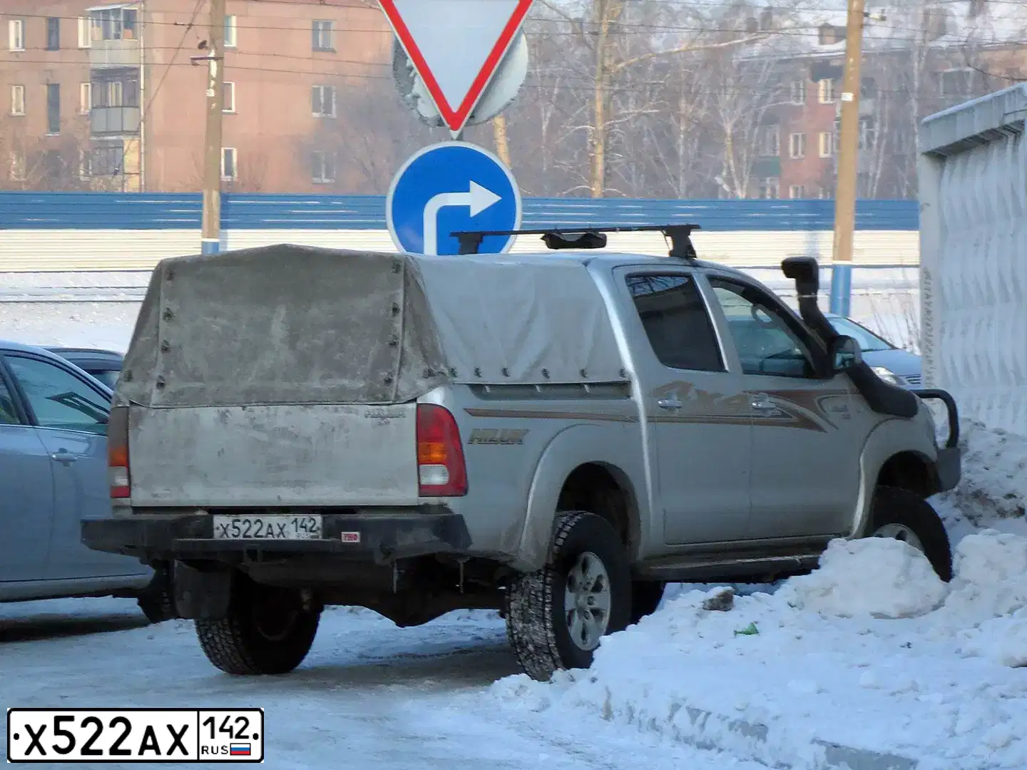 Фото автомобиля TOYOTA HILUX, 2010 — госномер Х522АХ142. Цвет: СЕРЫЙ